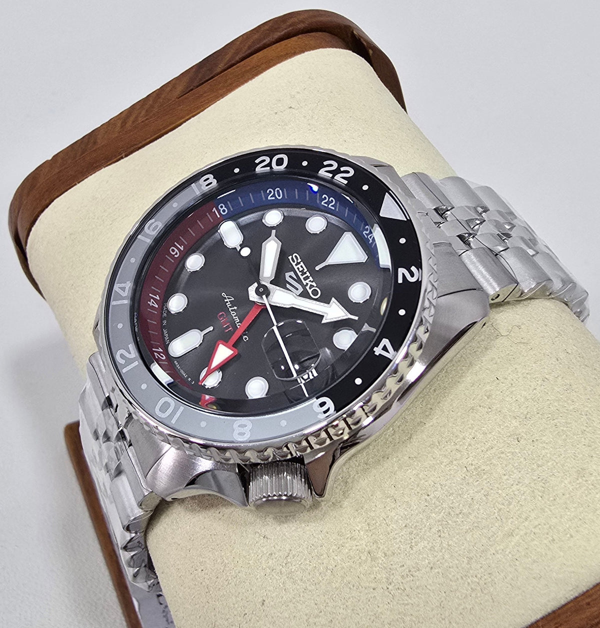 Seiko 5 Sports GMT Charcoal – 42.5 mm – view 3