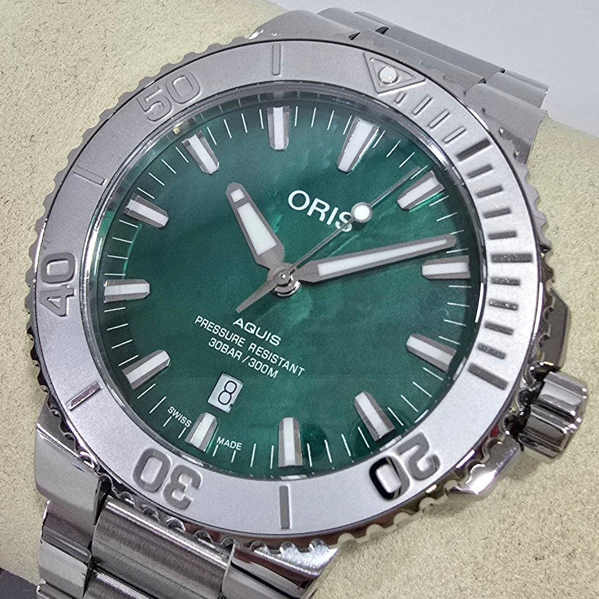 Oris Aquis Date Turquoise – 43.5 mm – view 2
