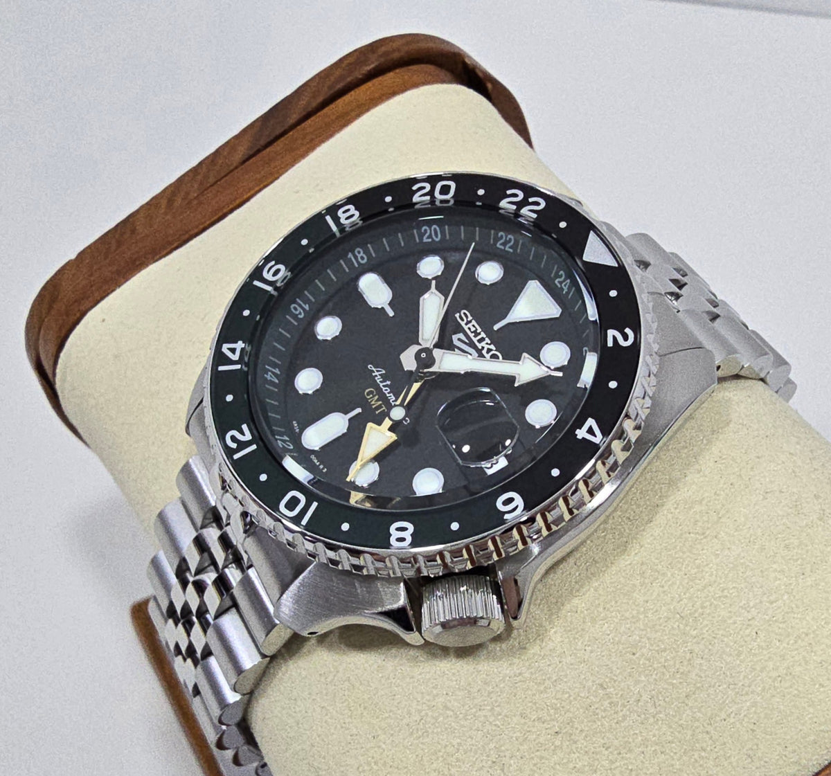 Seiko 5 Sports GMT Green – 42.5 mm – view 3