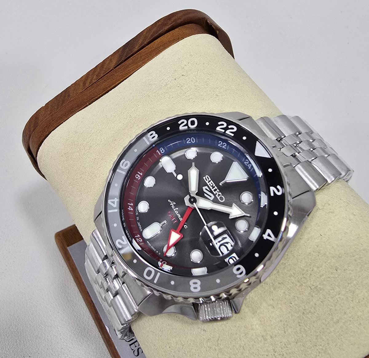 Seiko 5 Sports GMT Charcoal – 42.5 mm