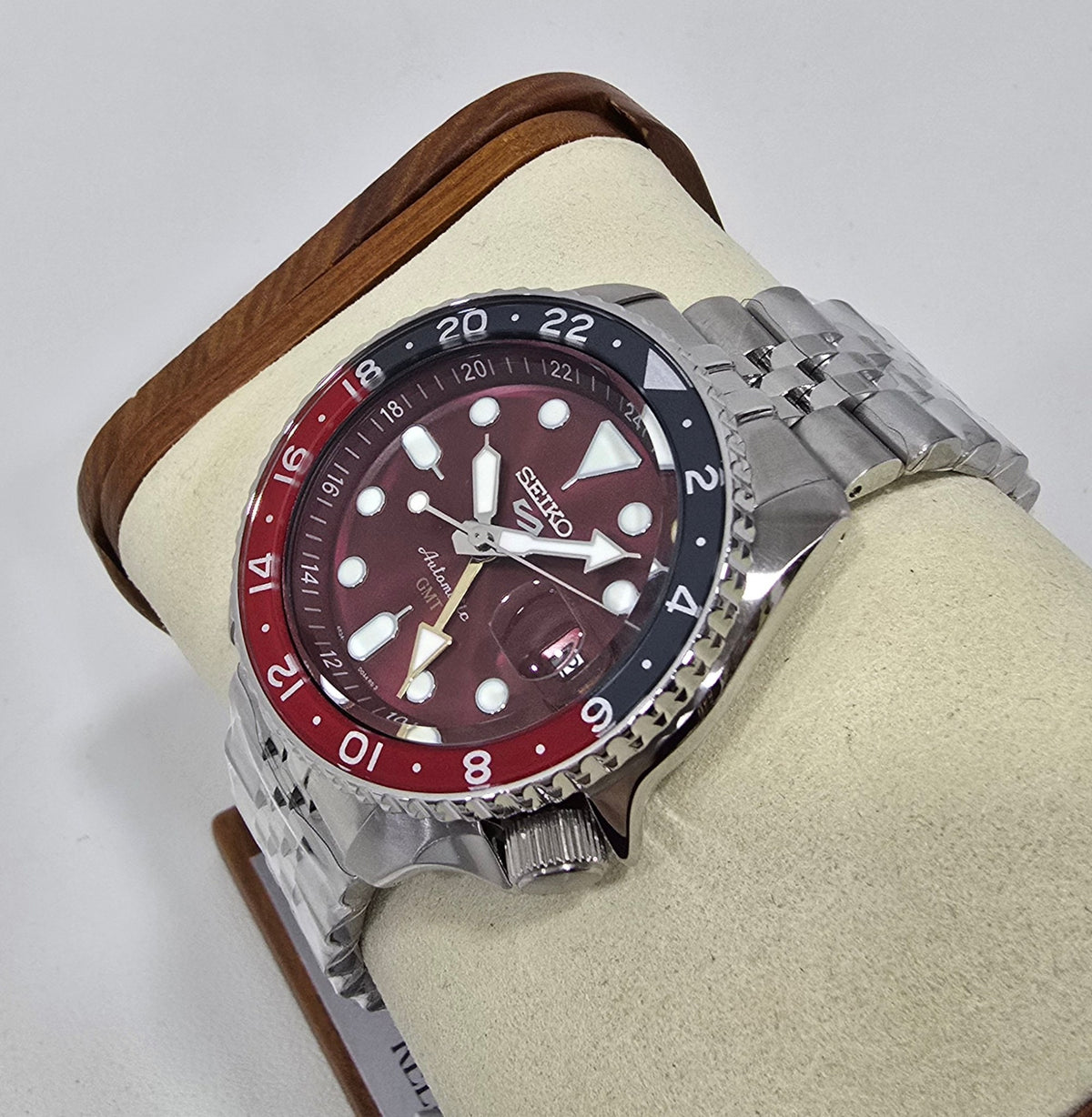 Seiko 5 Sports GMT “Ruby” Limited Edition – 42.5 mm – view 3