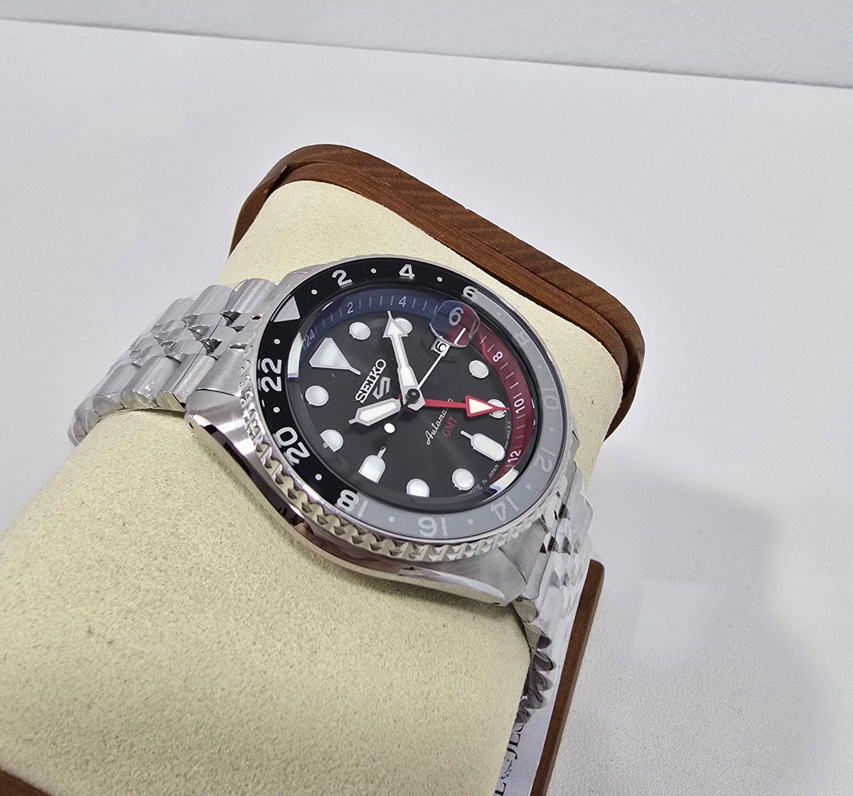 Seiko 5 Sports GMT Charcoal – 42.5 mm – view 5