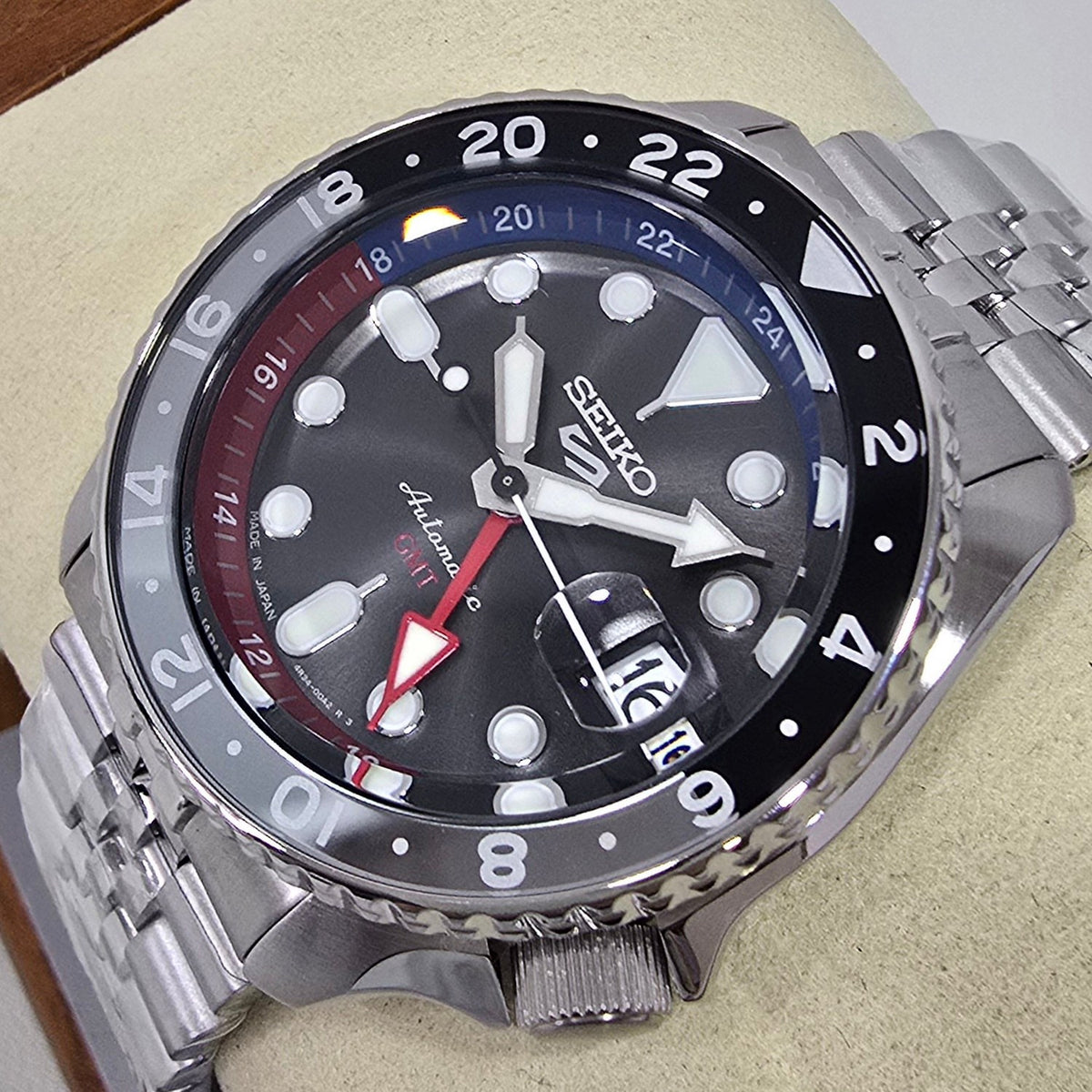 Seiko 5 Sports GMT Charcoal – 42.5 mm – view 2