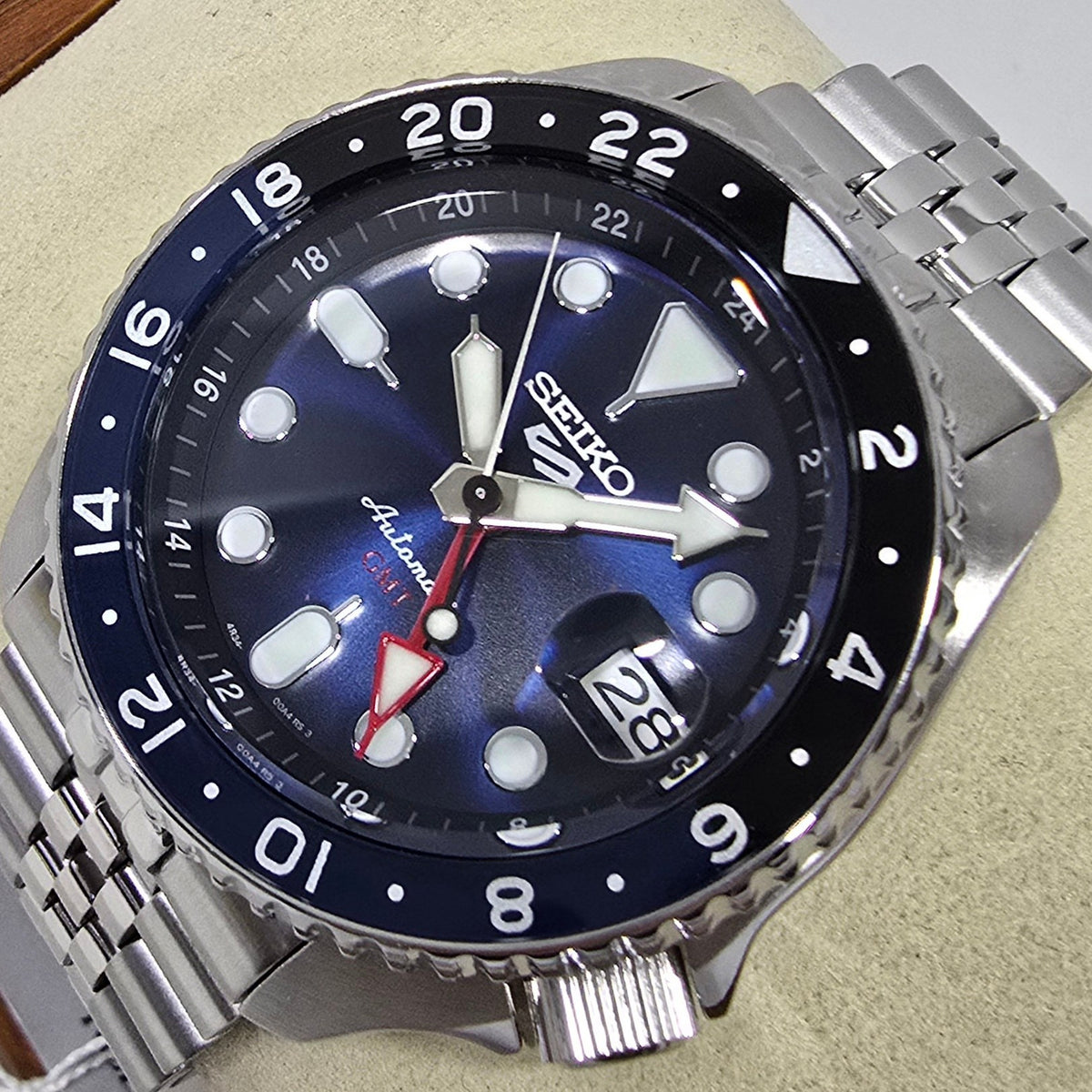 Seiko 5 Sports GMT Blue – 42.5 mm – view 2