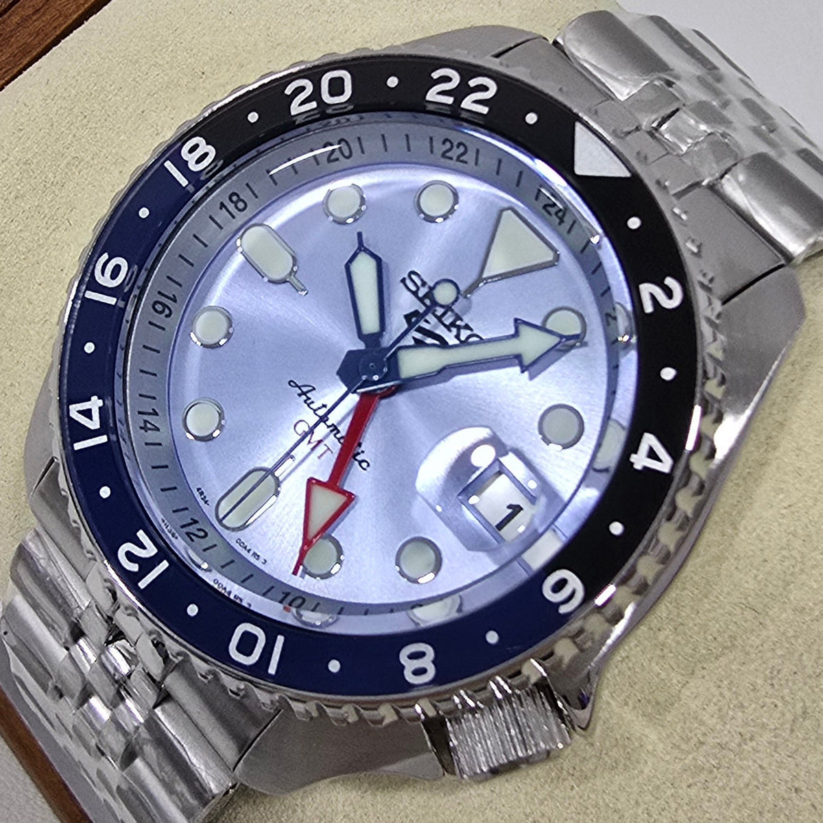 Seiko 5 Sports GMT “Ice Blue” Limited Edition – 42.5 mm – view 2