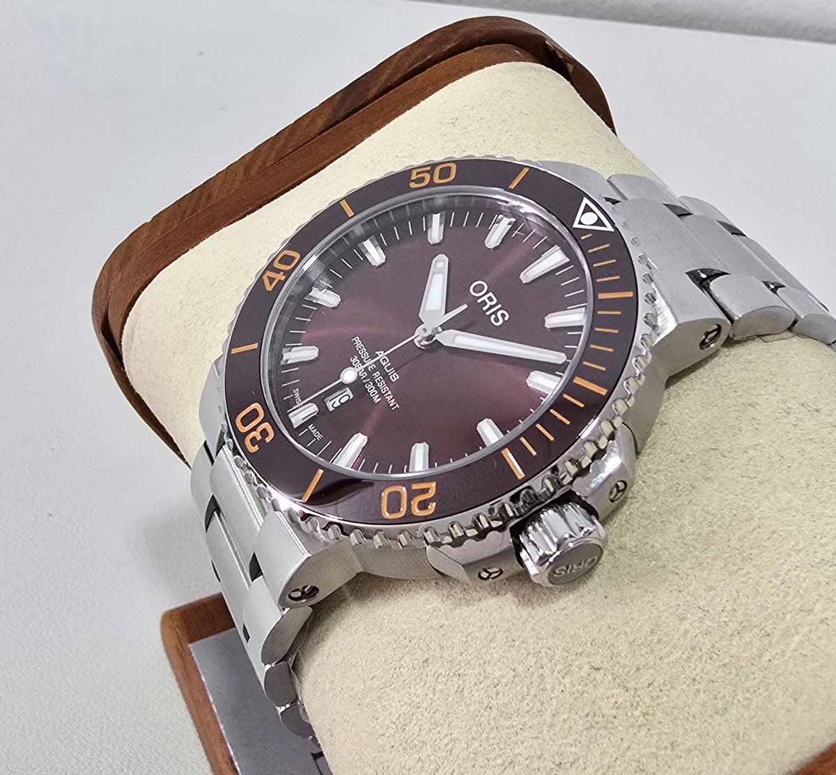Oris Aquis Date Brown – 43.5 mm – view 3