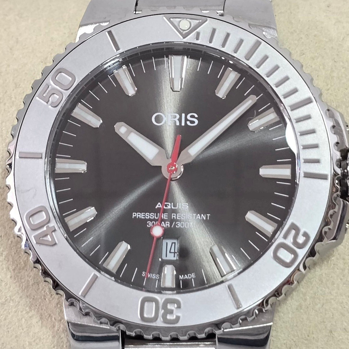 Oris Aquis Date Grey – 43.5 mm – view 5