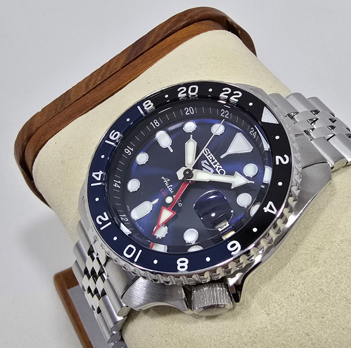 Seiko 5 Sports GMT Blue – 42.5 mm – view 3