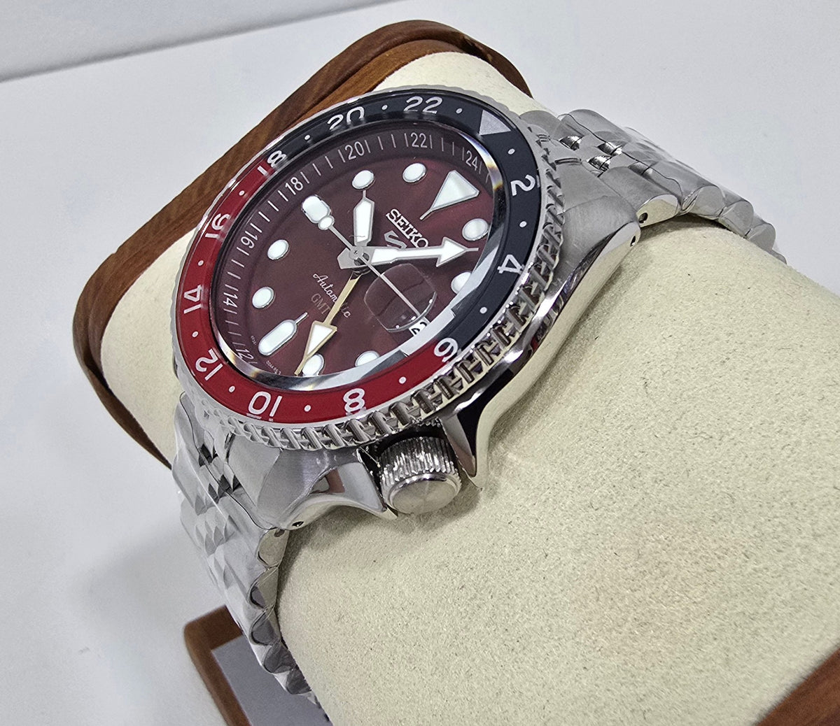 Seiko 5 Sports GMT “Ruby” Limited Edition – 42.5 mm – view 4