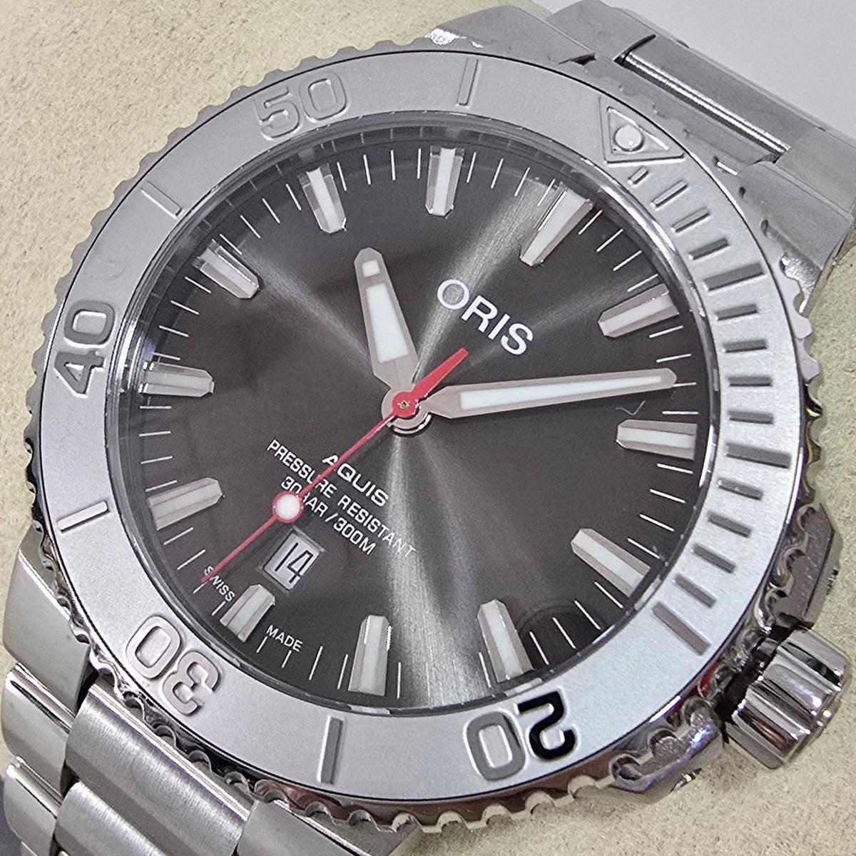 Oris Aquis Date Grey – 43.5 mm – view 2