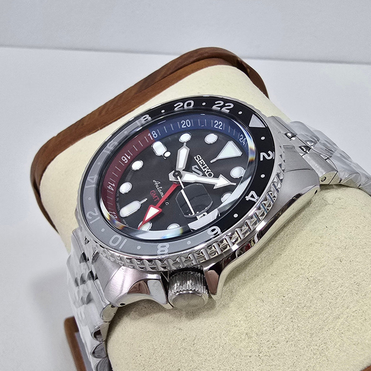 Seiko 5 Sports GMT Charcoal – 42.5 mm – view 4