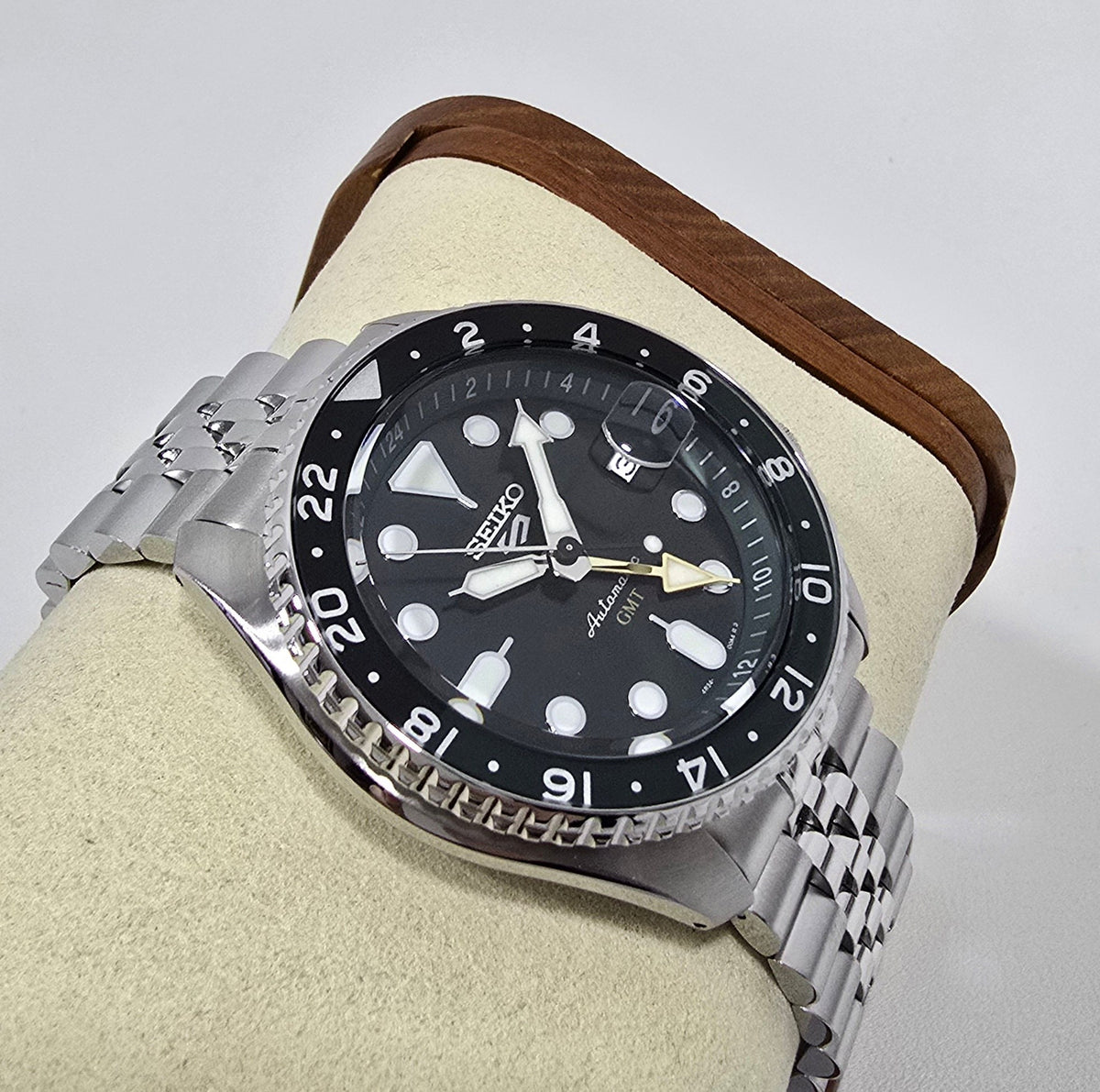 Seiko 5 Sports GMT Green – 42.5 mm – view 5
