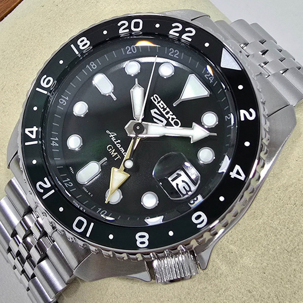 Seiko 5 Sports GMT Green – 42.5 mm – view 2