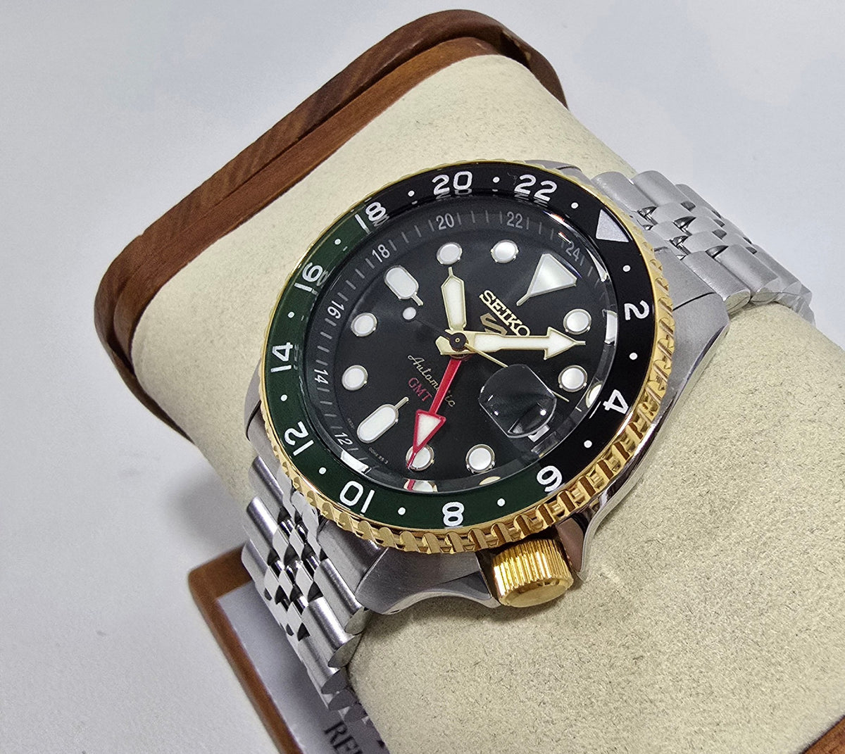 Seiko 5 Sports GMT “Forest Green Sunrise” Limited Edition – 42.5 mm – view 3