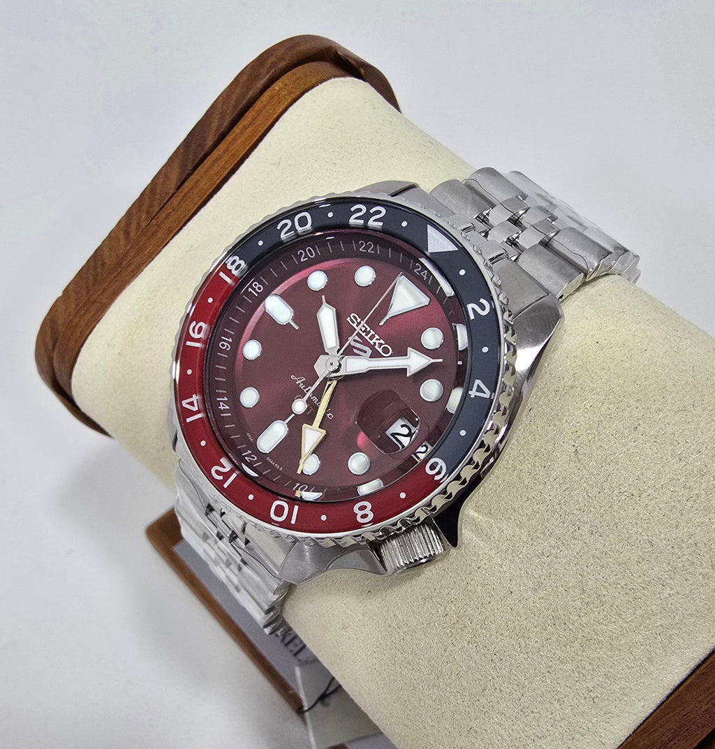 Seiko 5 Sports GMT “Ruby” Limited Edition – 42.5 mm