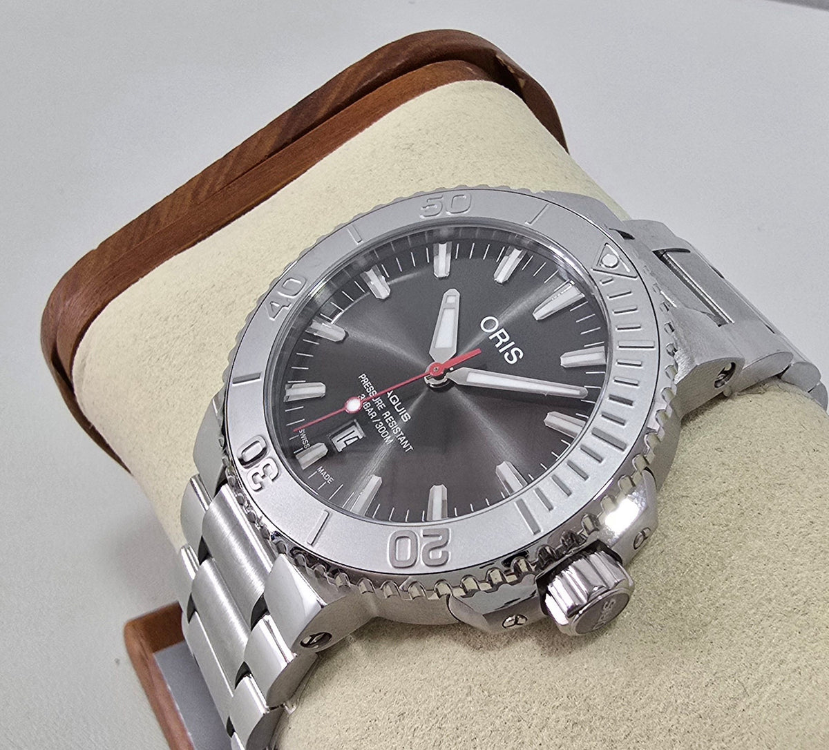 Oris Aquis Date Grey – 43.5 mm – view 3